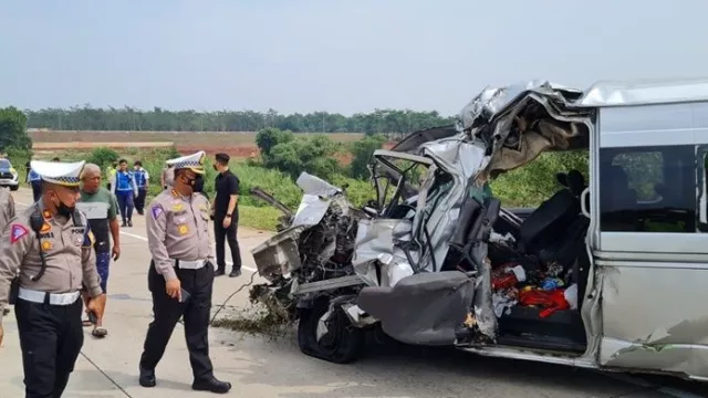 Begini Pengakuan Sopir Kecelakaan Maut Minibus Tabrak Truk di Tol Semarang-Batang, 7 Tewas - GenPI.co JATENG