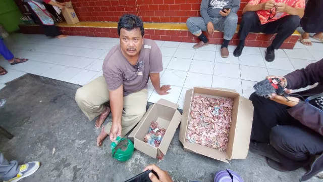 Nyesek Pol! Disimpan di Celengan Plastik, Uang Tabungan Milik Penjaga Sekolah di Solo Rusak Dimakan Rayap - GenPI.co JATENG