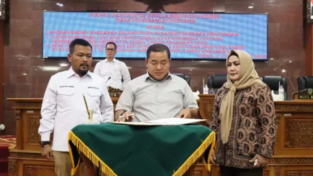 Ketua DPRD Kudus Ajak Anggotanya Sisihkan Gaji 20% Bantu Warga Terdampak BBM - GenPI.co JATENG