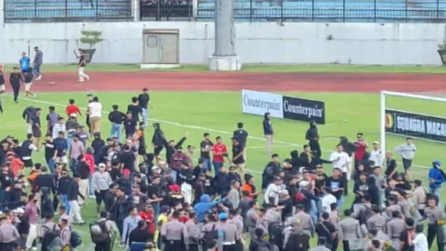 Liga 3 Berakhir Ricuh, Polisi Kawal Pemain dan Suporter Persitema Temanggung - GenPI.co JATENG