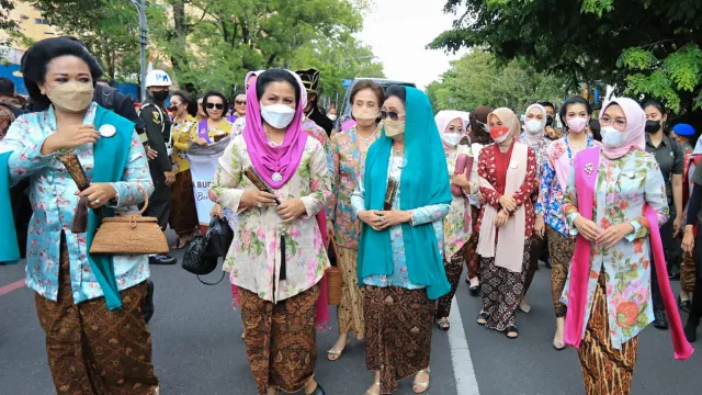 3.000 Perempuan Pawai Berkebaya Bersama Ibu Negara Iriana Jokowi di Solo - GenPI.co JATENG
