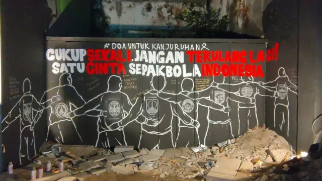 Solidaritas Tragedi Kanjuruhan, Seniman Mural Solo Bikin Ini, Pesannya Dalam Banget! - GenPI.co JATENG