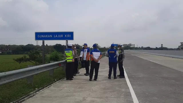 Mobil Tabrak Tontron di Tol Solo-Ngawi, 4 Orang Tewas Termasuk Gus Afan - GenPI.co JATENG