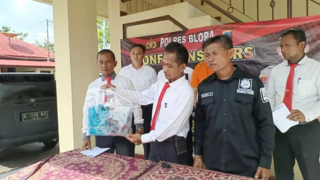 Sadis! Ayah di Blora Tega Aniaya Anak Tiri Usia 8 Tahun hingga Tewas - GenPI.co JATENG Sadis! Ayah di Blora Tega Aniaya Anak Tiri Usia 8 Tahun hingga Tewas - GenPI.co JATENG