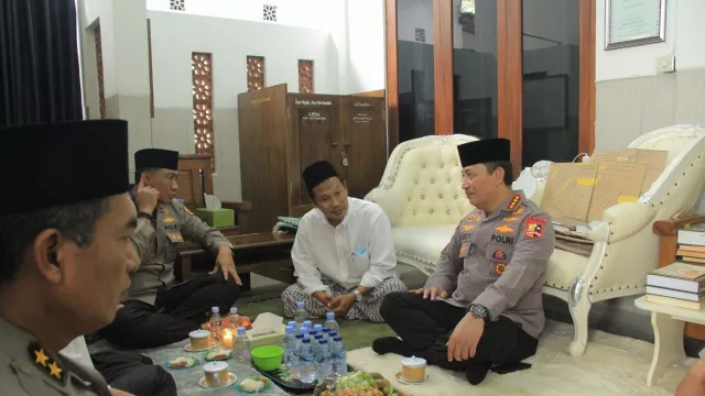 Kapolri Kunjungi Gus Bahas di Rembang, Ini yang Dibahas - GenPI.co JATENG