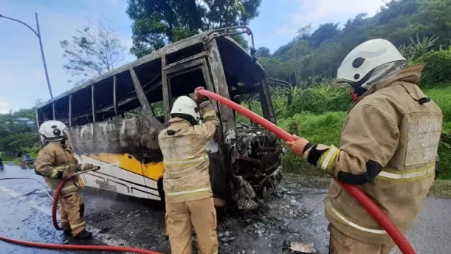 Astaga! Bus Pariwisata Terbakar di Tol Dalam Kota Semarang - GenPI.co JATENG