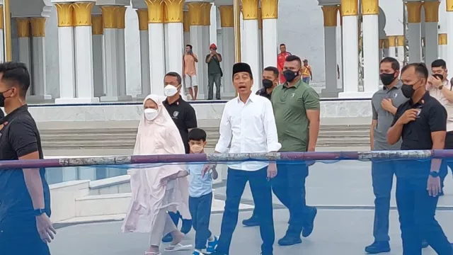 Presiden Jokowi Ajak Ibu Negara dan Jan Ethes Kunjungi Masjid Sheikh Zayed Solo - GenPI.co JATENG