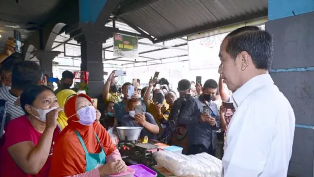 Cek Harga Bahan Pokok di Pasar Malangjiwan Colomadu, Presiden Jokowi: Harga Minyak Naik - GenPI.co JATENG