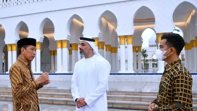 Ngunduh Mantu Kaesang, Presiden Jokowi Sempat Temani Putra Presiden UEA ke Masjid Sheikh Zayed Solo - GenPI.co JATENG