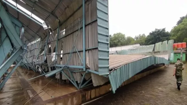 Atap Ambruk Diterjang Angin, Kolam Renang THR Kramat Batang Ditutup Sementara - GenPI.co JATENG