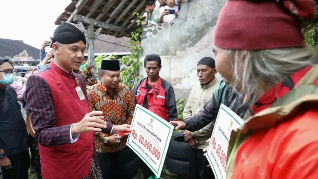 HUT ke-50 PDIP, Ganjar Kucurkan Bantuan RTLH kepada 50 Kader di Jawa Tengah - GenPI.co JATENG