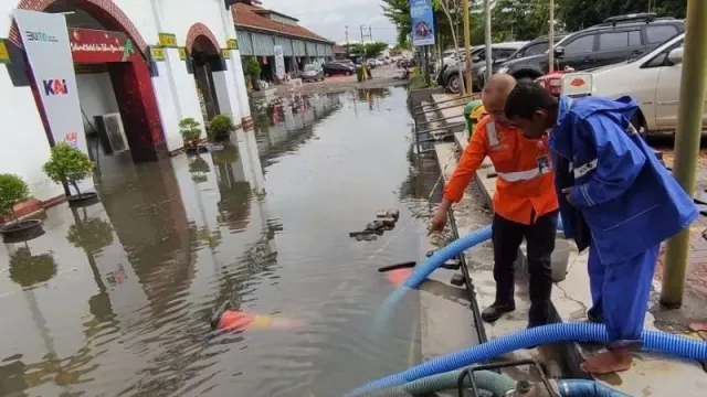 Rel Tergenang Banjir, Perjalanan KA Lintas Utara Jawa Tengah Dialihkan ke Selatan - GenPI.co JATENG