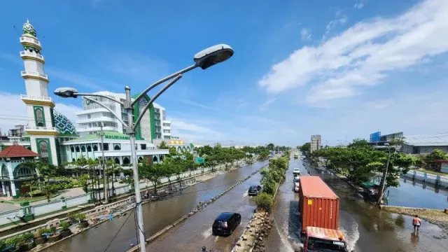 Akhirnya! Banjir Mulai Surut, Jalan Raya Kaligawe Kota Semarang Bisa Dilalui Kendaraan Bermotor - GenPI.co JATENG
