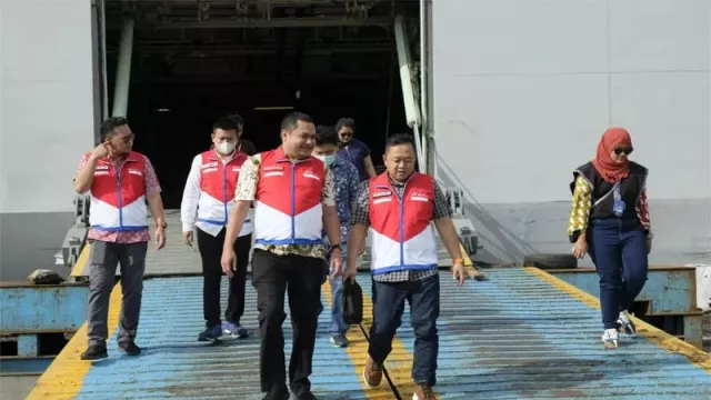 Pertamina Kirim BBM ke Karimunjawa Naik Kapal Perang Makassar-590 - GenPI.co JATENG