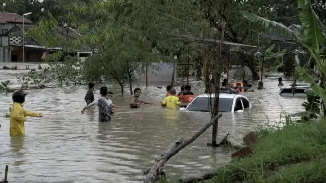 Tanggul Sungai Pengkol Jebol, Perumahan Dinar Indah di Tembalang Kebanjiran - GenPI.co JATENG
