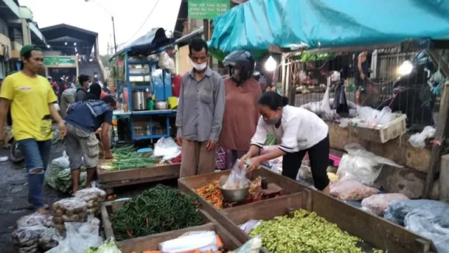 Jualan di Bahu Jalan dan Bikin Macet, Pedagang Pasar Bitingan Kudus Direlokasi - GenPI.co JATENG