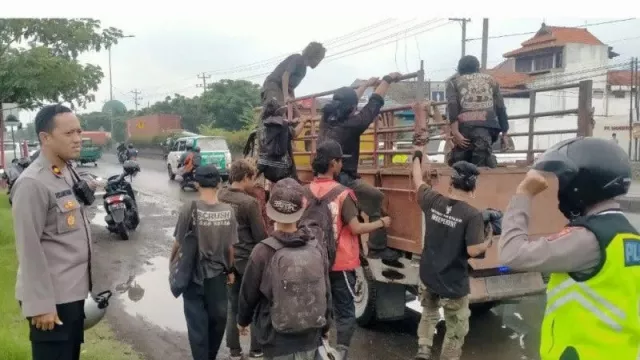 Laga Lawan PSIS Ditunda, Suporter Persebaya Nekat ke Semarang, Begini Nasibnya - GenPI.co JATENG