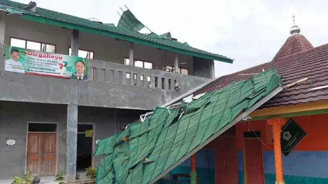 Angin Puting Beliung Terjang 2 Desa di Cilacap, Ratusan Bangunan Rusak - GenPI.co JATENG