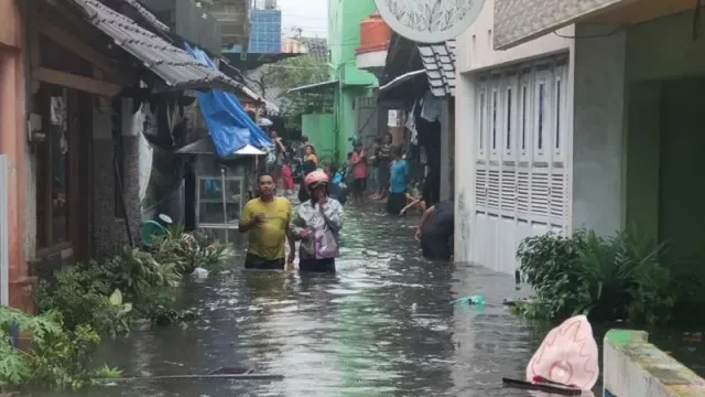 Hujan Deras Bikin Kota Solo Banjir, Begini Kondisinya - GenPI.co JATENG