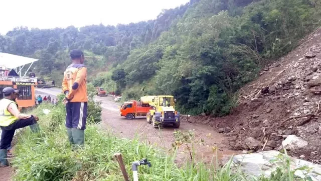 Jalur Tawangmangu-Magetan Masih Tertutup Material Longsor, Begini Kondisinya - GenPI.co JATENG