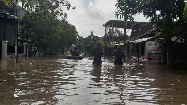 Sungai Bengawan Solo Meluap Bikin Banjir Sukoharjo, Ribuan Warga Ngungsi - GenPI.co JATENG