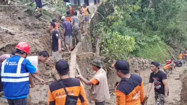 Waduh! Longsor Tutup Akses Jalan di Desa Rahtawu Kudus - GenPI.co JATENG