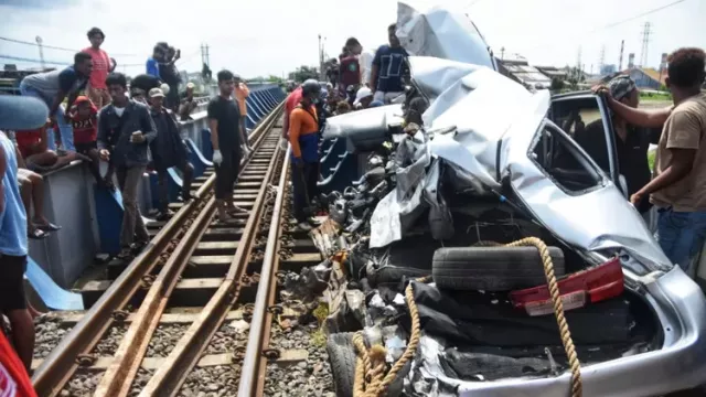 Begini Kronologi Kereta Tabrak Mobil di Semarang yang Menewaskan 2 Korban - GenPI.co JATENG