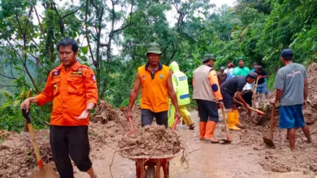 Ya Ampun! 3 Desa di Kudus Kena Longsor, Akses Jalan Tertutup Material - GenPI.co JATENG