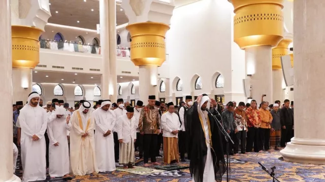 Wakil Presiden Ma’ruf Amin Salat Subuh Perdana, Masjid Sheikh Zayed Solo Resmi Dibuka untuk Umum - GenPI.co JATENG