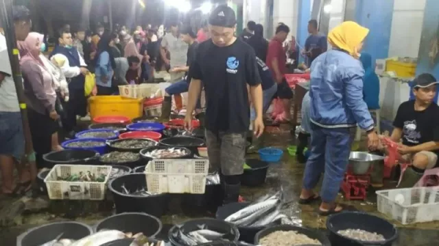 Mak-Mak Bisa Tenang, Stok Ikan Laut di Pasar Ikan Balekambang Solo Aman Meski Cuaca Ekstrem - GenPI.co JATENG