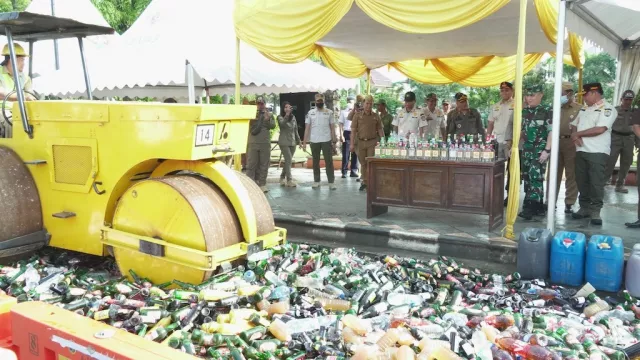 3.894 Botol Minuman Keras di Kendal Dimusnahkan - GenPI.co JATENG