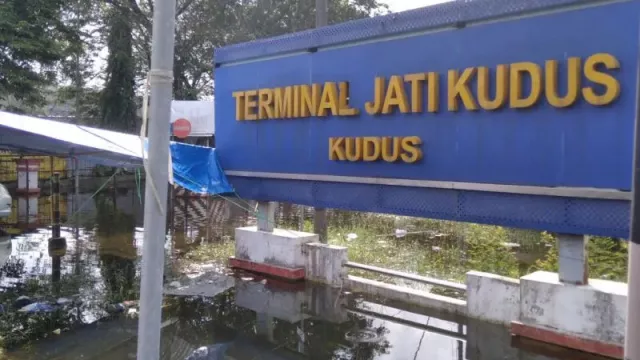 Terminal Jati Kudus Kebanjiran, Naik Turun Penumpang Bus Dipindah - GenPI.co JATENG