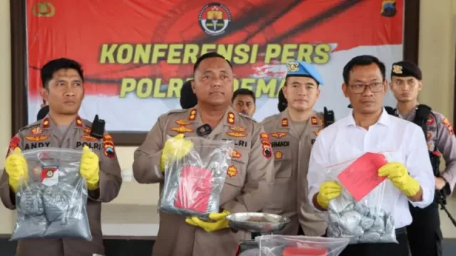 Polres Demak Amankan 40 Kg Obat Petasan dan 4 Penjual - GenPI.co JATENG