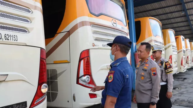 Jelang Mudik Lebaran, Polres Sukoharjo Cek Armada Bus dan Kesehatan Sopir - GenPI.co JATENG