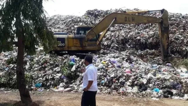 Lebaran Bikin Volume Sampah di Batang Meningkat, 100 Tenaga Kebersihan Siaga - GenPI.co JATENG