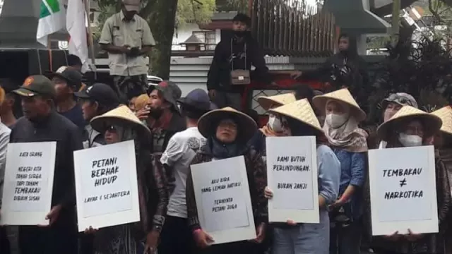 Tembakau Disamakan dengan Narkotika, Petani Temanggung Protes - GenPI.co JATENG
