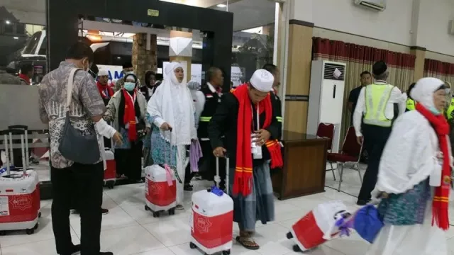 Alhamdulillah! Jemaah Haji Kloter Pertama Debarkasi Solo Sampai di Tanah Air - GenPI.co JATENG