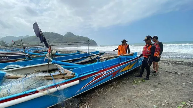 Astaga! Perahu Kitir di Kebumen Terbalik, 1 Nelayan Hilang - GenPI.co JATENG