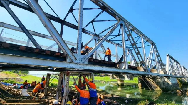 Pascakecelakaan KA Brantas Tabrak Truk di Semarang, KAI Perbaiki Konstruksi Jembatan Rel Kanal Banjir Barat - GenPI.co JATENG