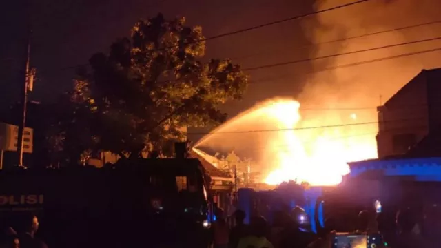 Gudang Rosok di Solo Terbakar, 12 Rumah Terdampak dan Puluhan Warga Ngungsi - GenPI.co JATENG