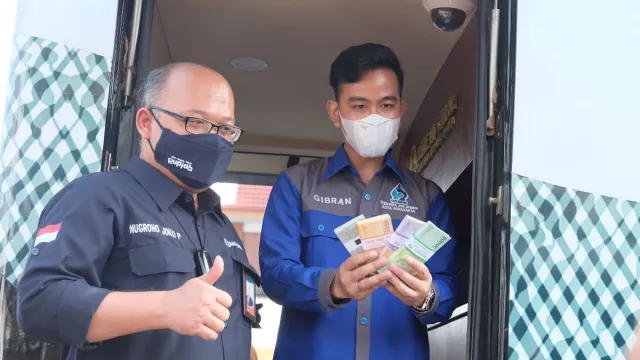 Cerita Gibran Tukar Uang Baru di Pasar Legi: Cepet Banget - GenPI.co JATENG
