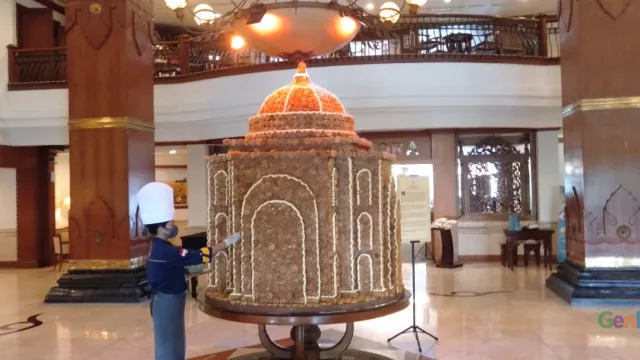 Ramadan, Hotel Ini Bikin Miniatur Masjid dari Kue Kembang Goyang - GenPI.co JATENG