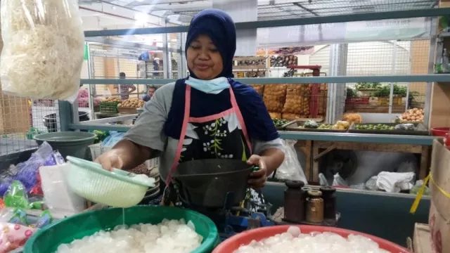Jelang Lebaran, Permintaan Kolang-Kaling di Pasar Legi Solo Turun - GenPI.co JATENG