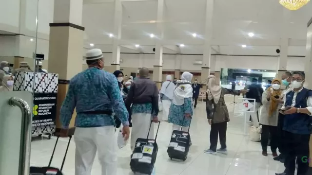 Alhamdulillah, Haji Kloter 1 Debarkasi Solo Tiba di Tanah Air - GenPI.co JATENG