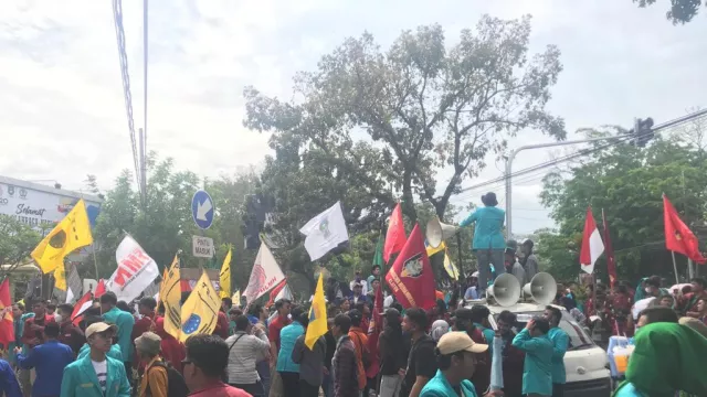Demo Tolak Kenaikan Harga BBM di Solo Sempat Panas, Mahasiswa Ngotot Ketemu Ketua DPRD - GenPI.co JATENG