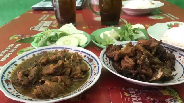 Kuliner Legendaris Rica-Rica Mentok Pak Yho, Rasanya Istimewa - GenPI.co JATENG