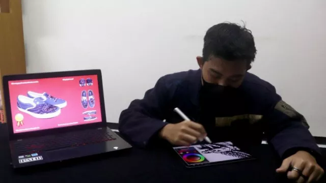 Bangga, Sepatu Karya Mahasiswa Ubaya Juara Kompetisi Nasional - GenPI.co JATIM