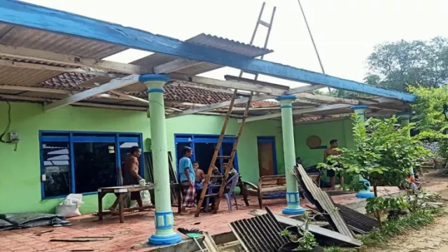 3 Desa di Pamekasan Diterjang Hujan Deras dan Angin Kencang - GenPI.co JATIM