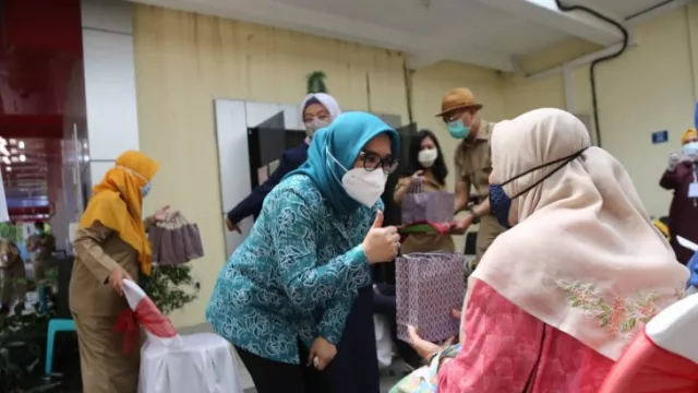Jadwal Vaksin Covid-19 Surabaya Terbaru, Tersedia Dosis Booster Lansia - GenPI.co JATIM