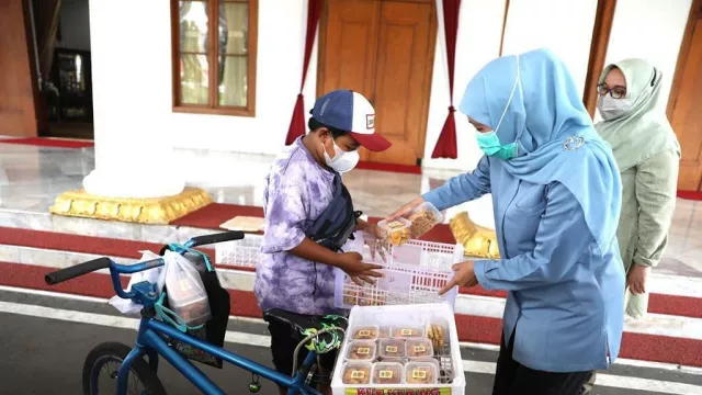 Rangga Penjual Kue Kering Layani Khofifah, Santai Masuk Grahadi - GenPI.co JATIM